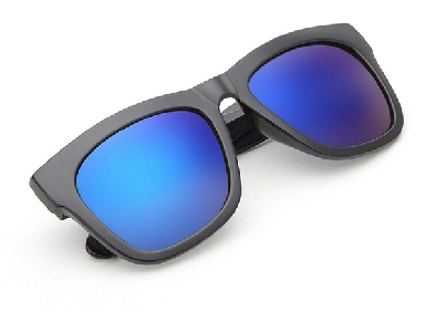 Мъжки слънчеви очила с черна рамка и огледални стъкла 