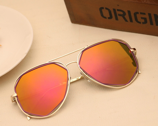 Οι γυναίκες γυαλιά ηλίου σε ροζ, πορτοκαλί, μοβ, μπλε, λευκό και μαύρο