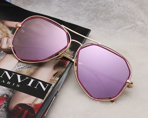 Οι γυναίκες γυαλιά ηλίου σε ροζ, πορτοκαλί, μοβ, μπλε, λευκό και μαύρο