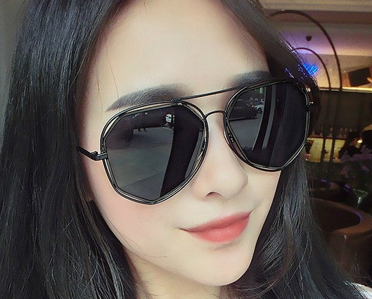 Οι γυναίκες γυαλιά ηλίου σε ροζ, πορτοκαλί, μοβ, μπλε, λευκό και μαύρο