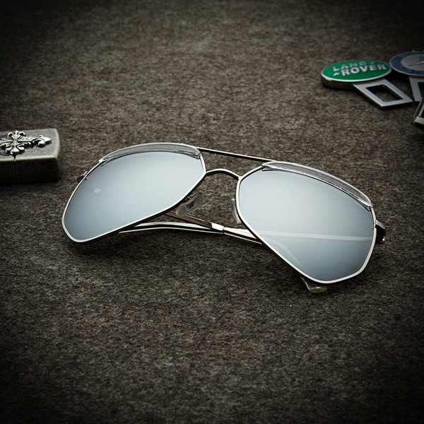 Τέσσερα μοντέλα πολυγωνικό αρσενικά γυαλιά ηλίου.