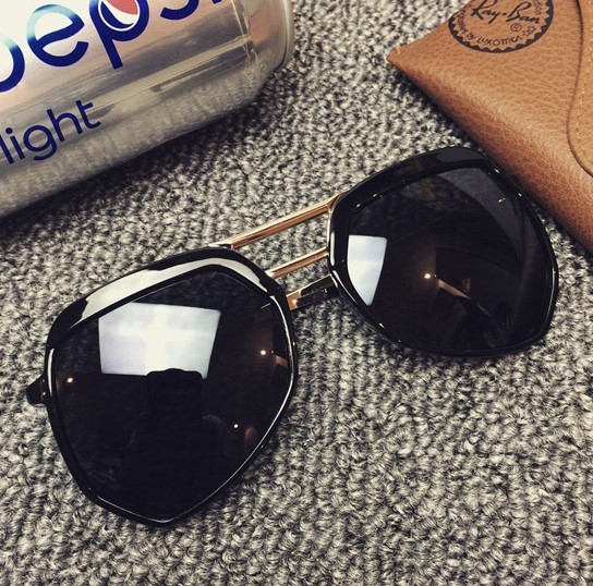 Τέσσερα μοντέλα πολυγωνικό αρσενικά γυαλιά ηλίου.