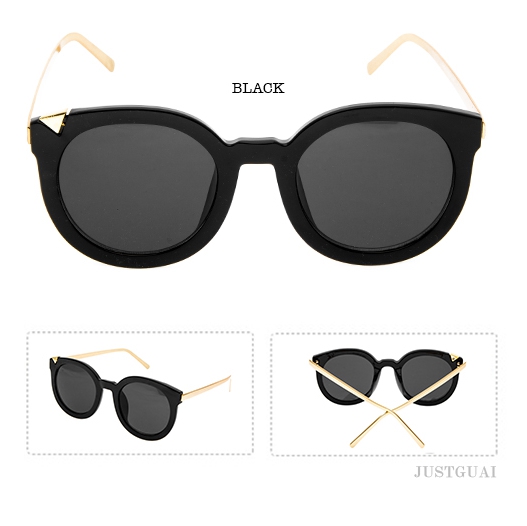 Οι γυναίκες γυαλιά ηλίου με αντανάκλαση της έντονης ηλιοφάνειας