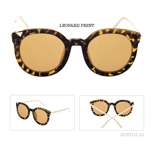 Οι γυναίκες γυαλιά ηλίου με αντανάκλαση της έντονης ηλιοφάνειας