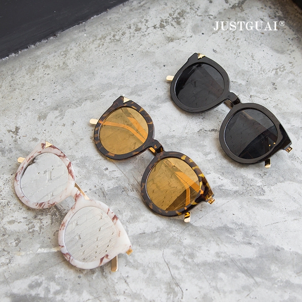 Οι γυναίκες γυαλιά ηλίου με αντανάκλαση της έντονης ηλιοφάνειας