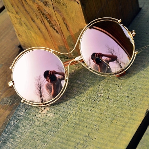 Големи кръгли дамски слънчеви очила с метална рамка.