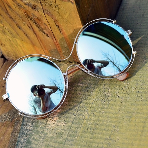 Големи кръгли дамски слънчеви очила с метална рамка.