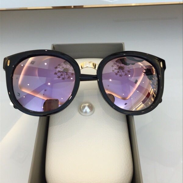 Четири модела дамски слънчеви очила.