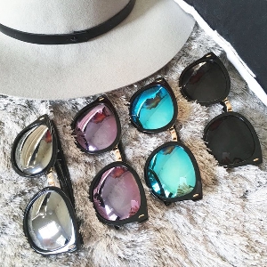Οι γυναίκες γυαλιά ηλίου με μαύρο και χρωματιστό γυαλί καθρέφτη: γκρι, μωβ, μπλε-πράσινο με τάση κυρίες προστασία UV μόδας
