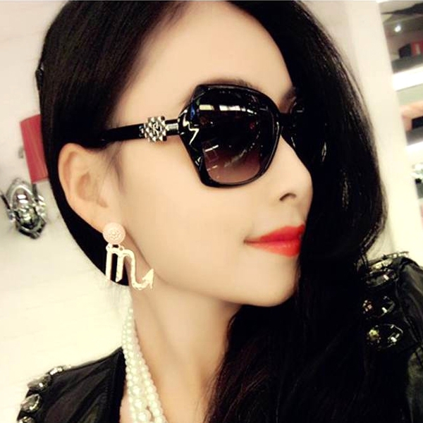 Дамски слънчеви ежедневни и плажни очила уникални модели с червени, розови стъкла и рамки топ 