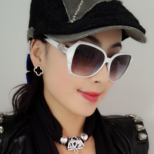 Дамски слънчеви ежедневни и плажни очила уникални модели с червени, розови стъкла и рамки топ 