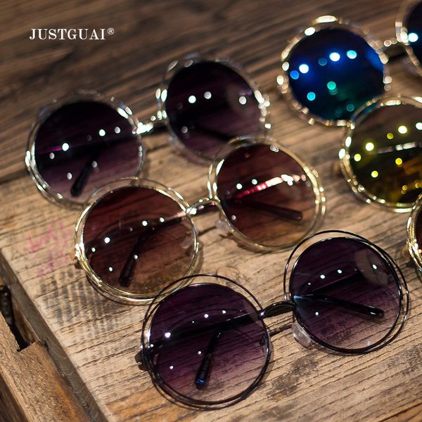 Големи кръгли слънчеви очила в различни отблясъци:черно , златисто, синьо и оранжево