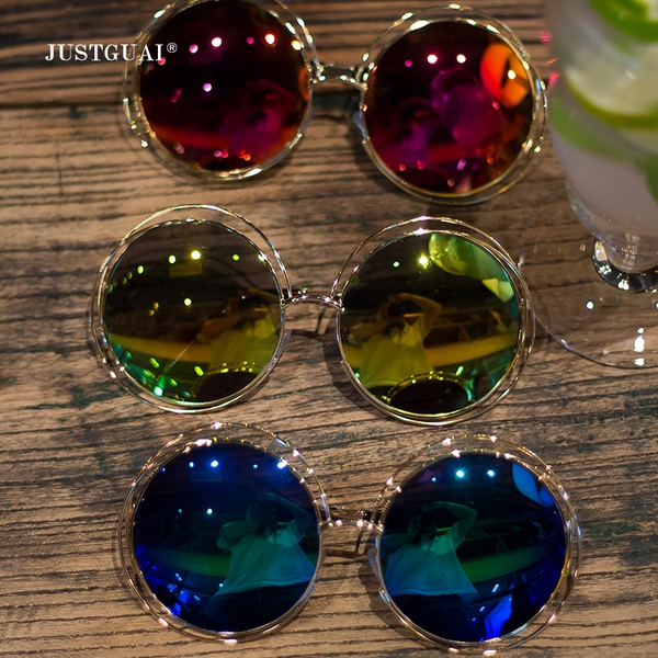 Μεγάλα στρογγυλά γυαλιά ηλίου σε διάφορα στιγμιότυπα: μαύρο, χρυσό, μπλε και πορτοκαλί