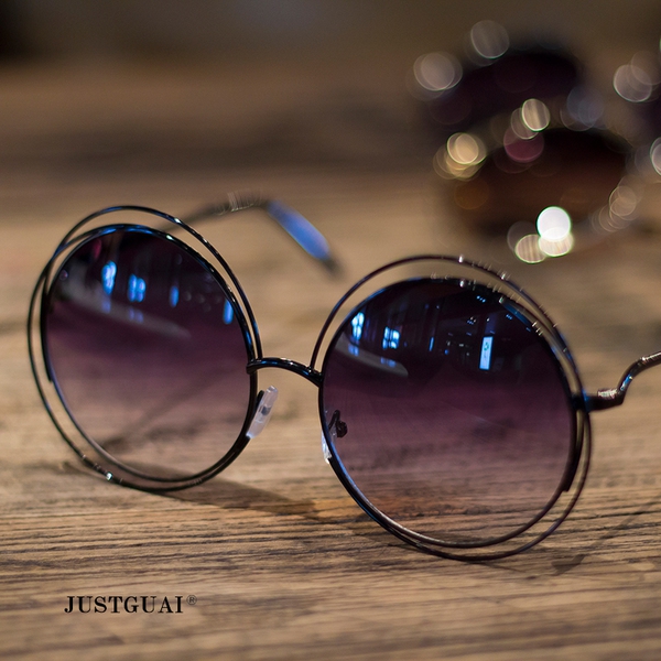 Големи кръгли слънчеви очила в различни отблясъци:черно , златисто, синьо и оранжево