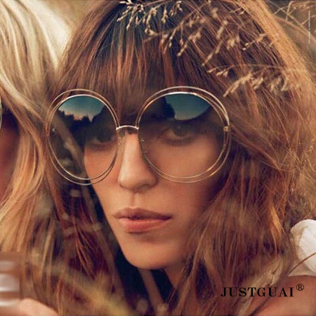 Големи кръгли слънчеви очила в различни отблясъци:черно , златисто, синьо и оранжево