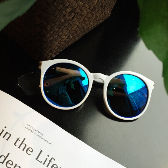 Бели и розови дамски слънчеви очила.