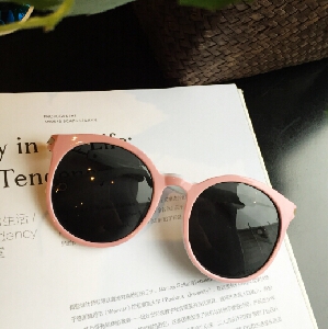 Бели и розови дамски слънчеви очила.