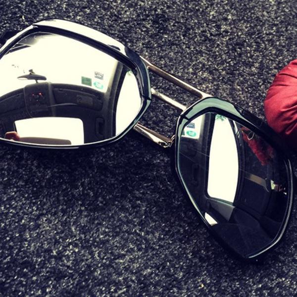 Дамски слънчеви очила в черен и сребрист цвят - 2 модела