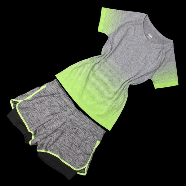 Дамски бързосъхнещ спортен екип тениска и къси панталони