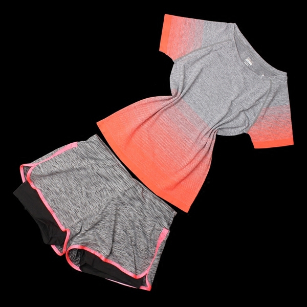 Дамски бързосъхнещ спортен екип тениска и къси панталони