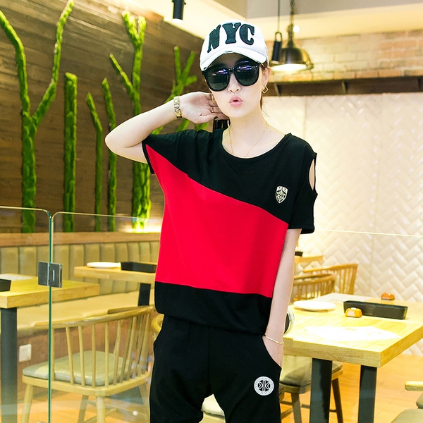 Дамски летни спортни екипи от две части тениска и къси панталони.