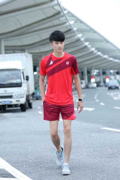 Ανδρικά αθλητικά καλοκαιρινά  σύνολα- κοντό μανίκι ή σορτς  για τένις, μπάντμιντον, τζόκινγκ 