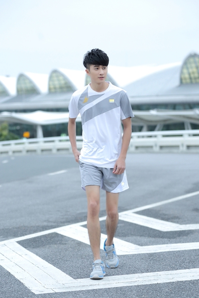 Ανδρικά αθλητικά καλοκαιρινά  σύνολα- κοντό μανίκι ή σορτς  για τένις, μπάντμιντον, τζόκινγκ 