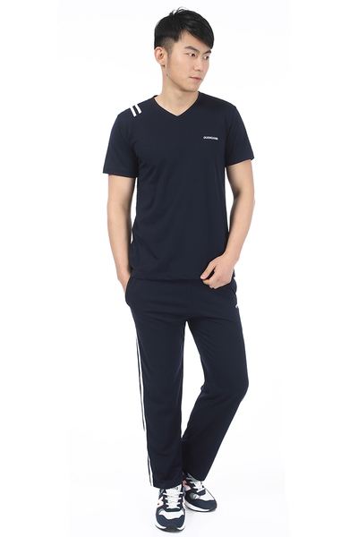 Мъжки спортни екипи от две части тениска и дълъг панталон.