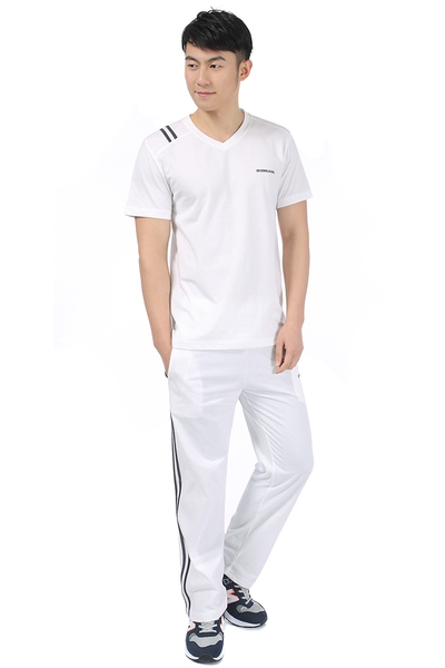 Мъжки спортни екипи от две части тениска и дълъг панталон.