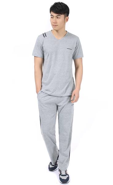 Мъжки спортни екипи от две части тениска и дълъг панталон.