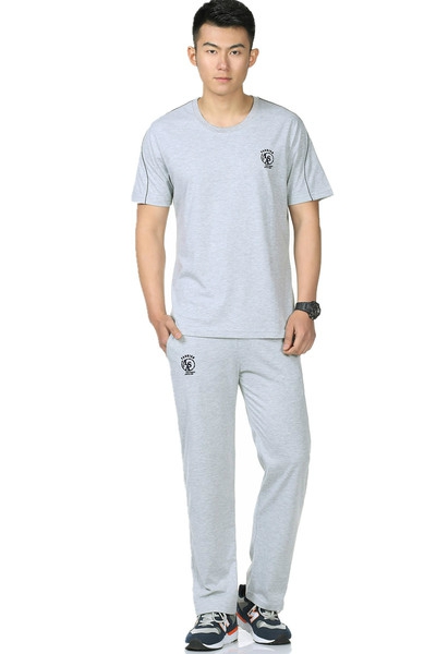 Мъжки спортни екипи от две части тениска и дълъг панталон.