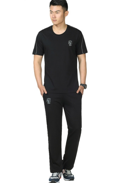 Мъжки спортни екипи от две части тениска и дълъг панталон.