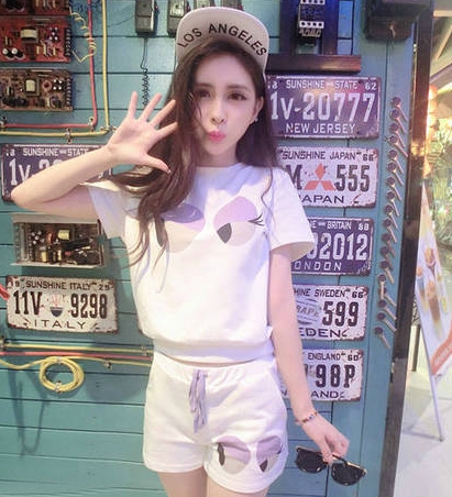 Γυναικεία αθλητικά καλοκαιρινά σύνολα: ένα σύνολο από δύο μέρη μπλουζάκι με κοντό μανίκι και ένα σορτσ σε μαύρο, ροζ, κόκκινο χρ