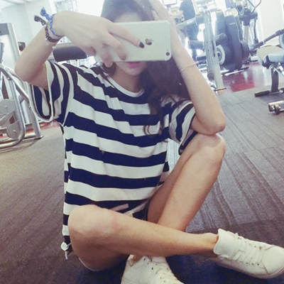 Γυναικεία αθλητικά καλοκαιρινά σύνολα: ένα σύνολο από δύο μέρη μπλουζάκι με κοντό μανίκι και ένα σορτσ σε μαύρο, ροζ, κόκκινο χρ