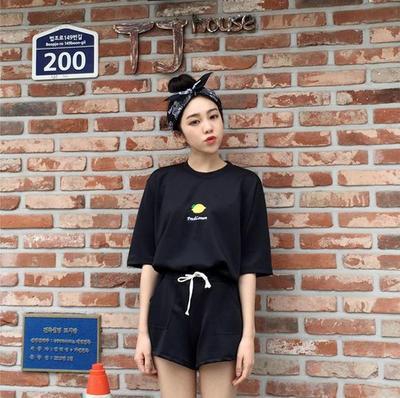 Γυναικεία αθλητικά καλοκαιρινά σύνολα: ένα σύνολο από δύο μέρη μπλουζάκι με κοντό μανίκι και ένα σορτσ σε μαύρο, ροζ, κόκκινο χρ