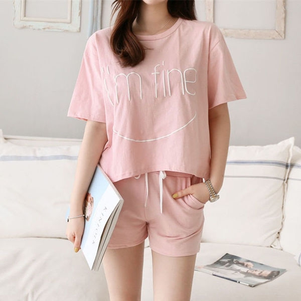 Γυναικεία αθλητικά καλοκαιρινά σύνολα: ένα σύνολο από δύο μέρη μπλουζάκι με κοντό μανίκι και ένα σορτσ σε μαύρο, ροζ, κόκκινο χρ