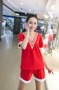 Γυναικείες φόρμες σε μαύρο και κόκκινο  για το καλοκαιρινή- μπλούζα με κοντό μανίκι, σε σχήμα V, με λαιμόκοψη και μικρά παντελόν