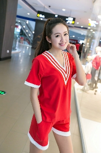 Γυναικείες φόρμες σε μαύρο και κόκκινο  για το καλοκαιρινή- μπλούζα με κοντό μανίκι, σε σχήμα V, με λαιμόκοψη και μικρά παντελόν