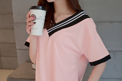 Γυναικείες φόρμες σε ροζ  σε δύο μέρη: σετ ελεύθερης μπλούζας με βελούδινη διακόσμηση και σύντομο σορτς