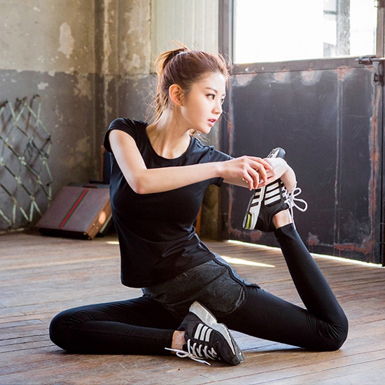 Дамски спортен екип от къс панталон с клин и тениска с къс ръкав