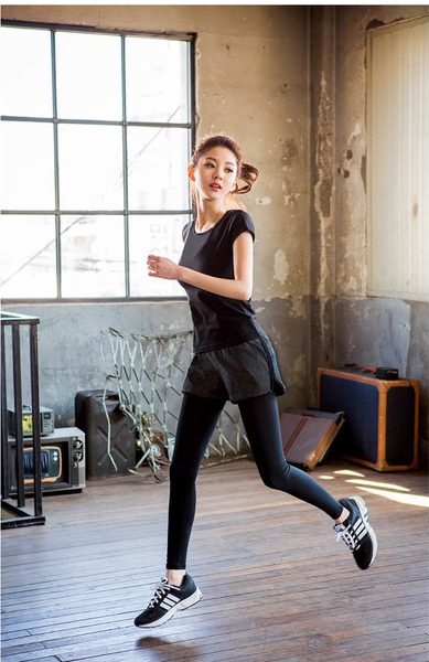 Дамски спортен екип от къс панталон с клин и тениска с къс ръкав