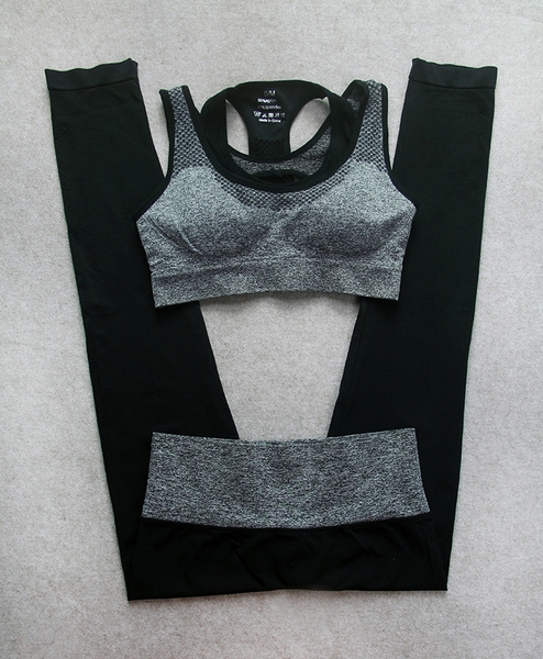 Високоеластичен бързосъхнещ дамски спортен комплект за фитнес , йога или друг спорт