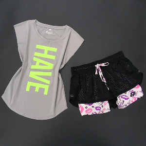 Дамски летен спортен комплект от три части: къси панталонки, тениска и бюстие