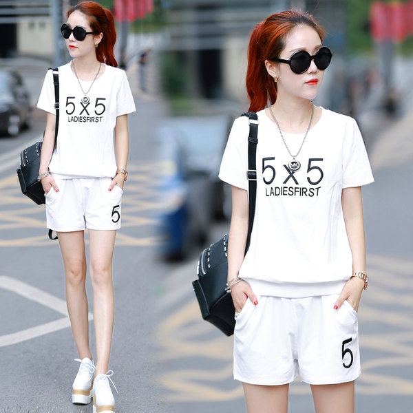 Дамски спортни екипи от тениска с къс ръкав и избор измежду къси панталони или елегантна пола зелени, сини , оранжеви, розови