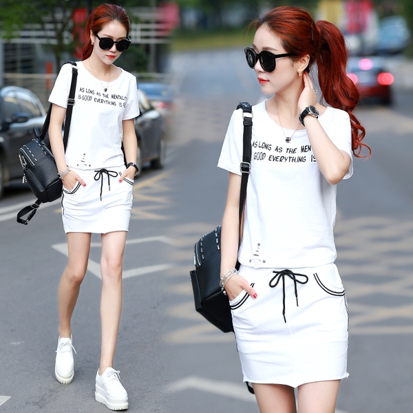 Дамски спортни екипи от тениска с къс ръкав и избор измежду къси панталони или елегантна пола зелени, сини , оранжеви, розови