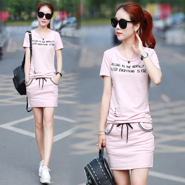 Дамски спортни екипи от тениска с къс ръкав и избор измежду къси панталони или елегантна пола зелени, сини , оранжеви, розови