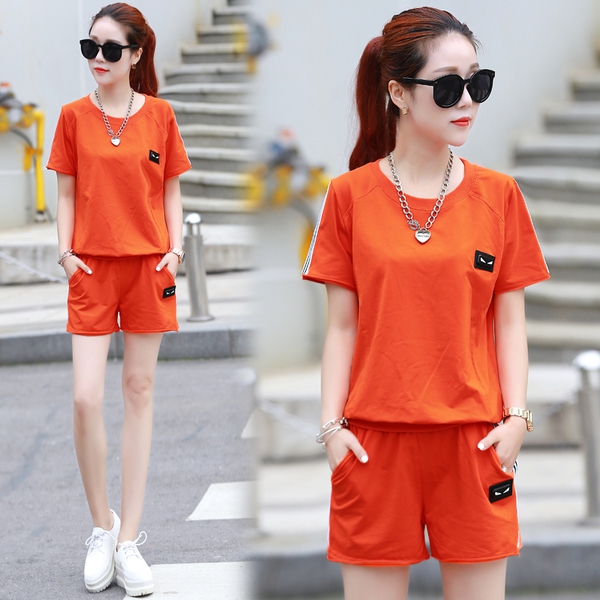 Дамски спортни екипи от тениска с къс ръкав и избор измежду къси панталони или елегантна пола зелени, сини , оранжеви, розови