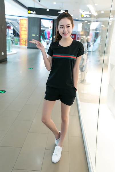 Дамски летни памучни спортни екипи от класическа тениска с  къс ръкав и къси черни панталони