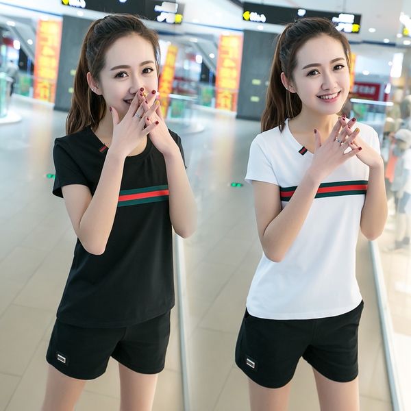 Дамски летни памучни спортни екипи от класическа тениска с  къс ръкав и къси черни панталони