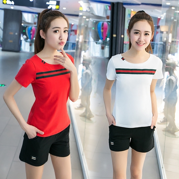 Дамски летни памучни спортни екипи от класическа тениска с  къс ръкав и къси черни панталони